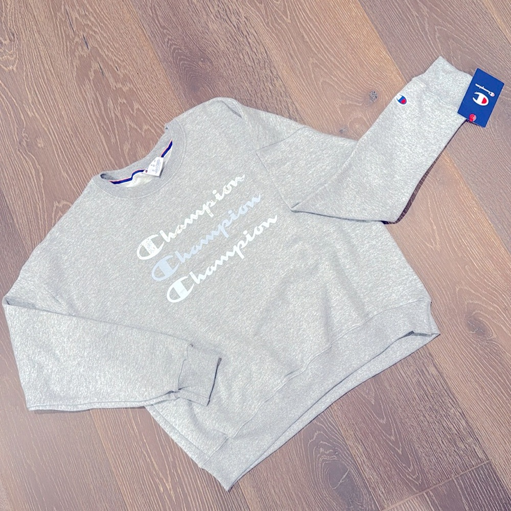 NWT! CHAMPION women’s crew neck grey silver fleece sweatshirt. Size small